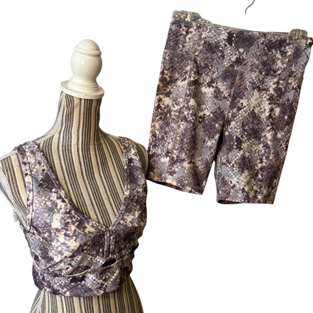 Jessica Simpson SET Sports Bra Large & Bike Shorts Medium Snakeskin Purple White
